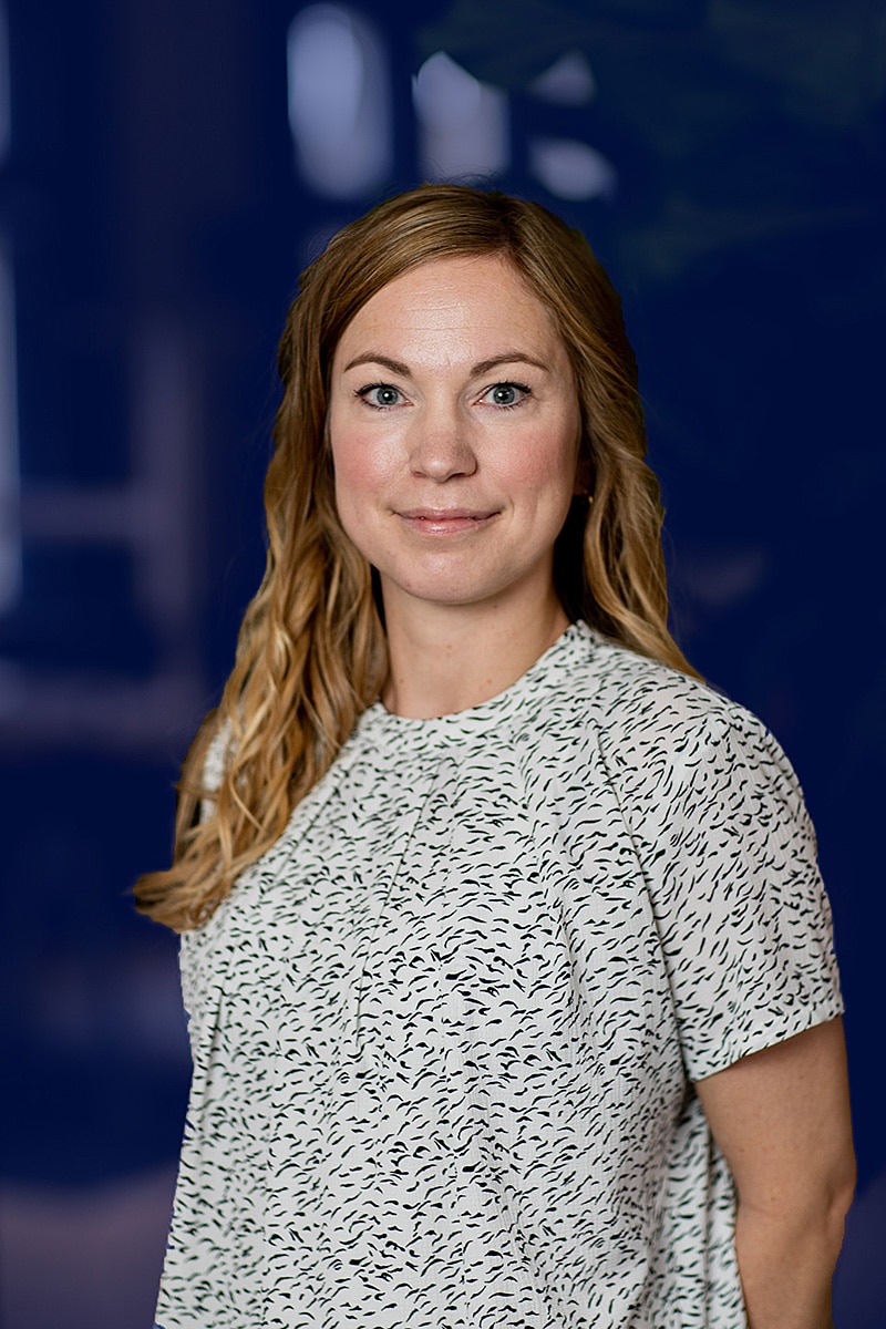 Kamilla Larsen, Kontorassistent